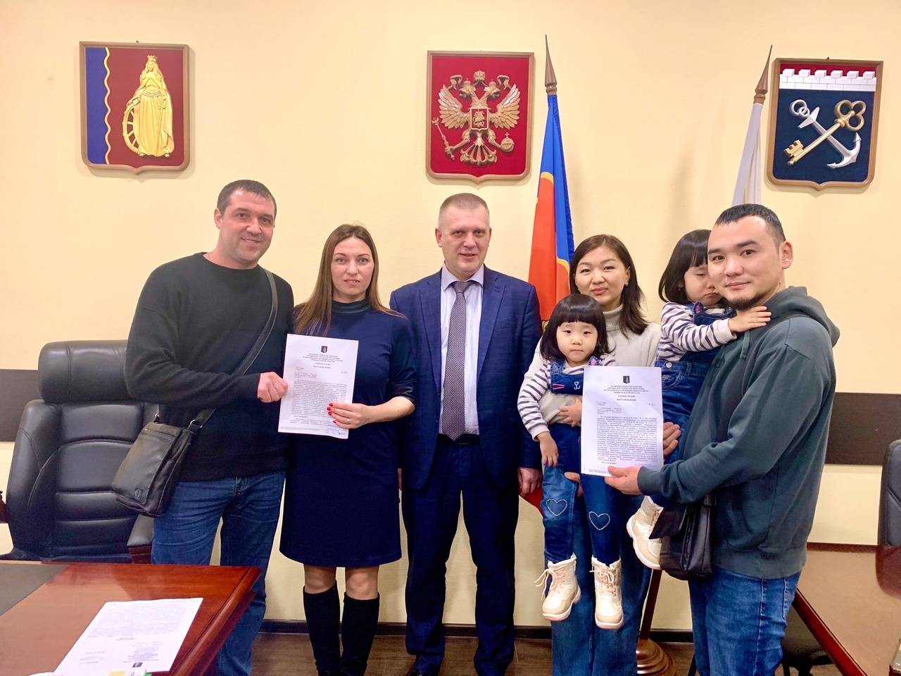 Две многодетные семьи из г. Мурино получили долгожданные документы на земельные участки