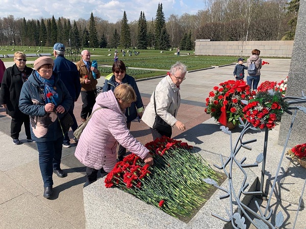 Экскурсия для муринских ветеранов на Пискаревское мемориальное кладбище